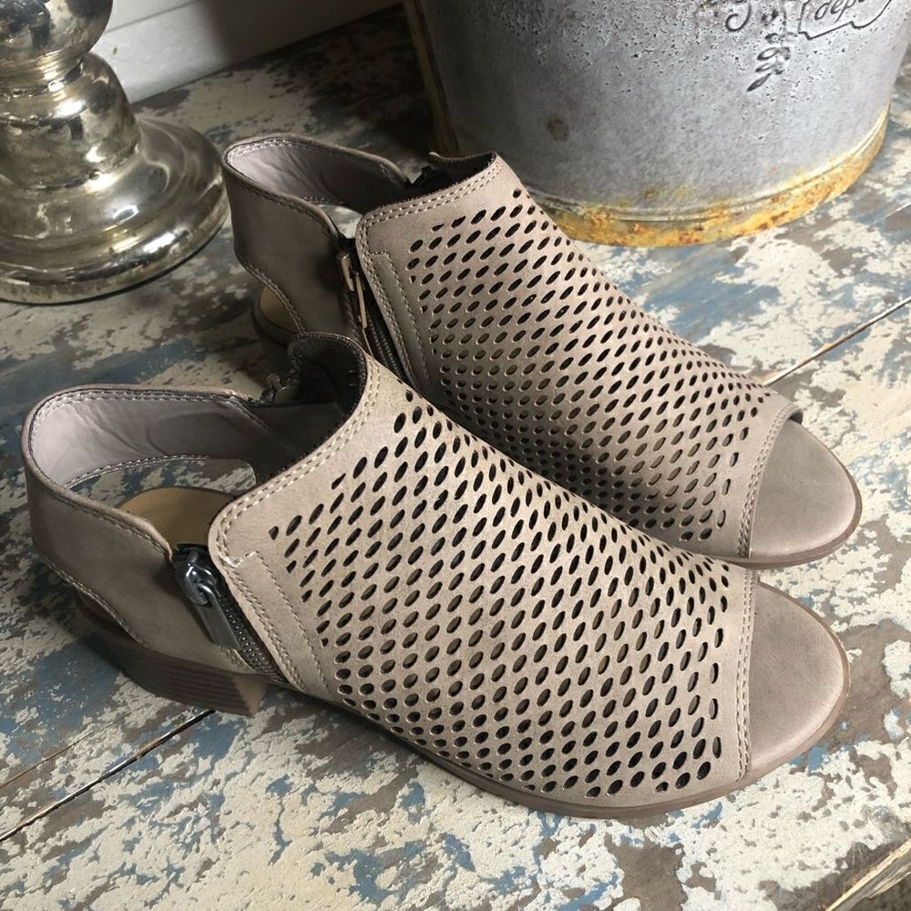 Soda Faux Leather Light Tan Cage Style Peep Toe SANDALS NWOB